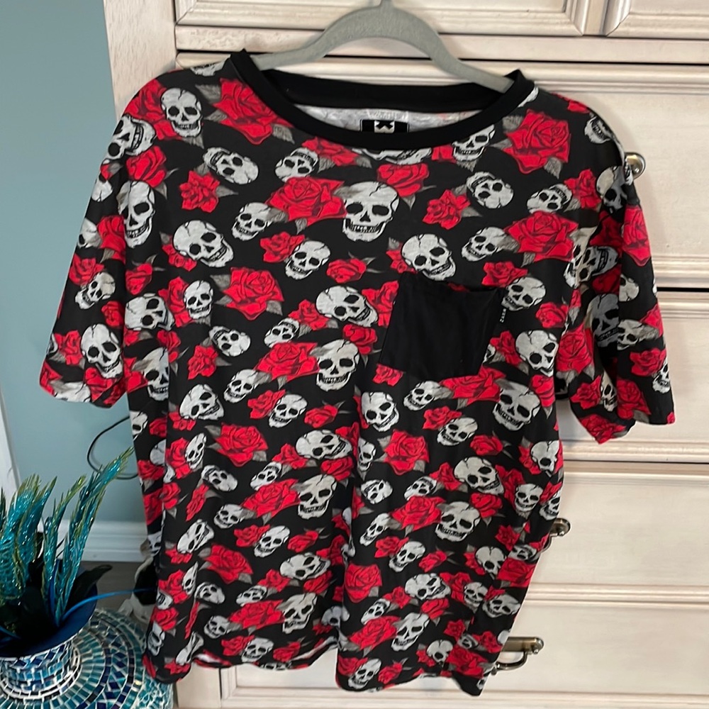 Men’s skull/roses 🌹graphic shirt sleeve shirt Xl